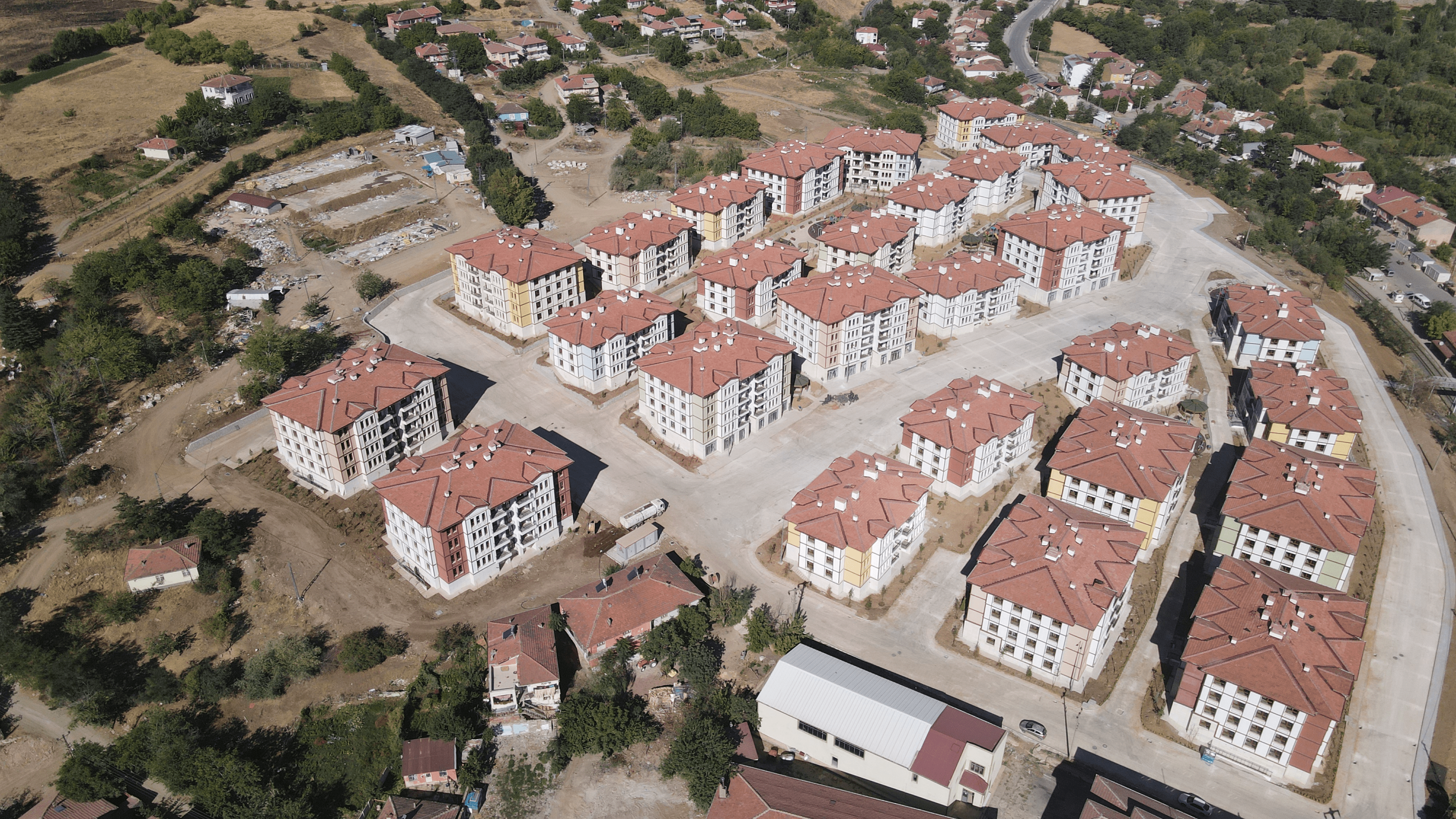 ELAZIĞ İLİ, SİVRİCE İLÇESİ, GÖLBAŞI MAHALLESİ, 5. ETAP 401 ADET KONUT VE 24 ADET DÜKKAN İNŞAATLARI İLE ALTYAPI VE ÇEVRE