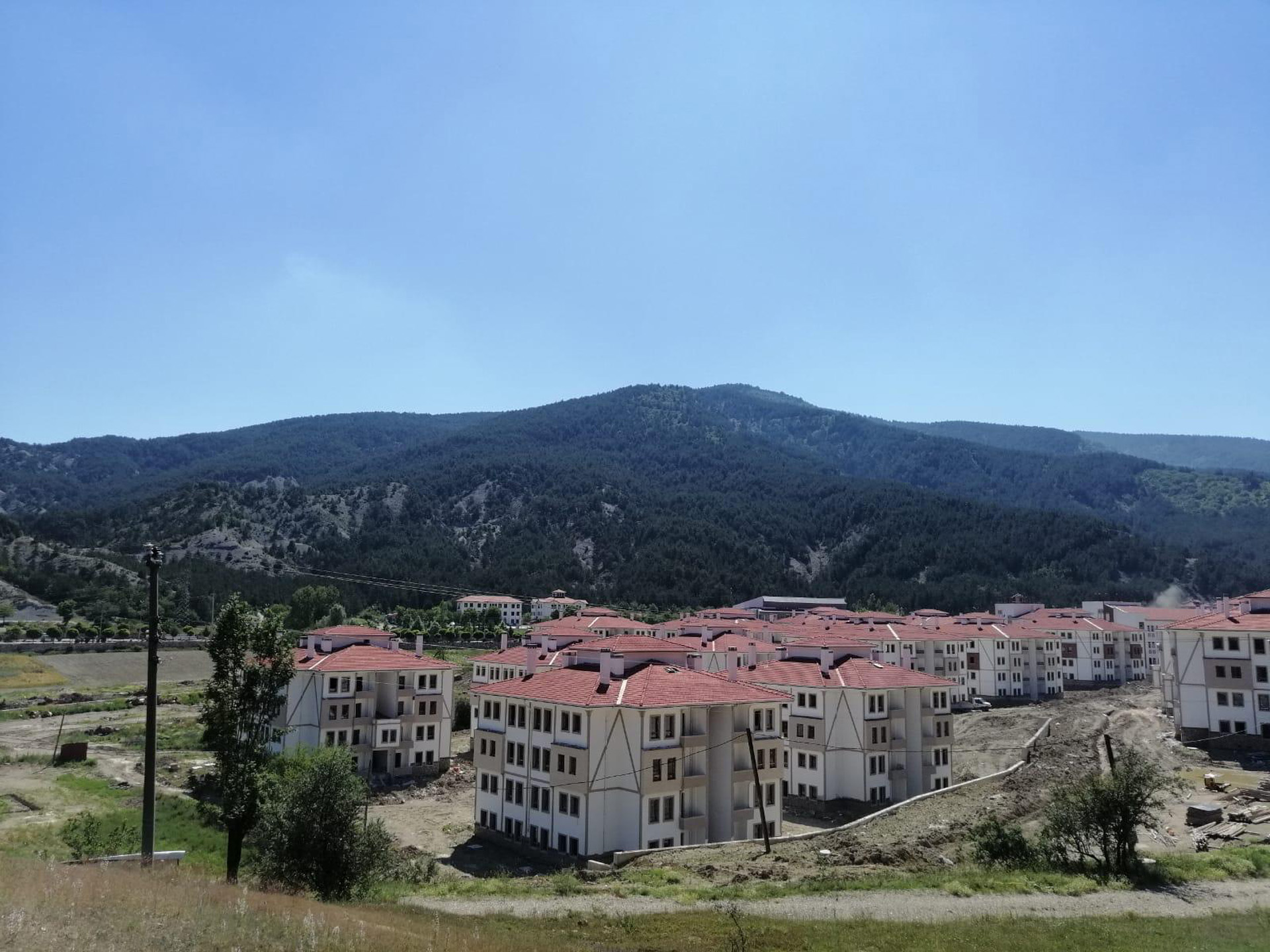 BOLU İLİ MUDURNU İLÇESİ KAYGANA MAHALLESİ 4. ETAP 488 ADET KONUT, 1’ER ADET TİCARET MERKEZİ, 24 DERSLİKLİ İLKÖĞRETİM OKU